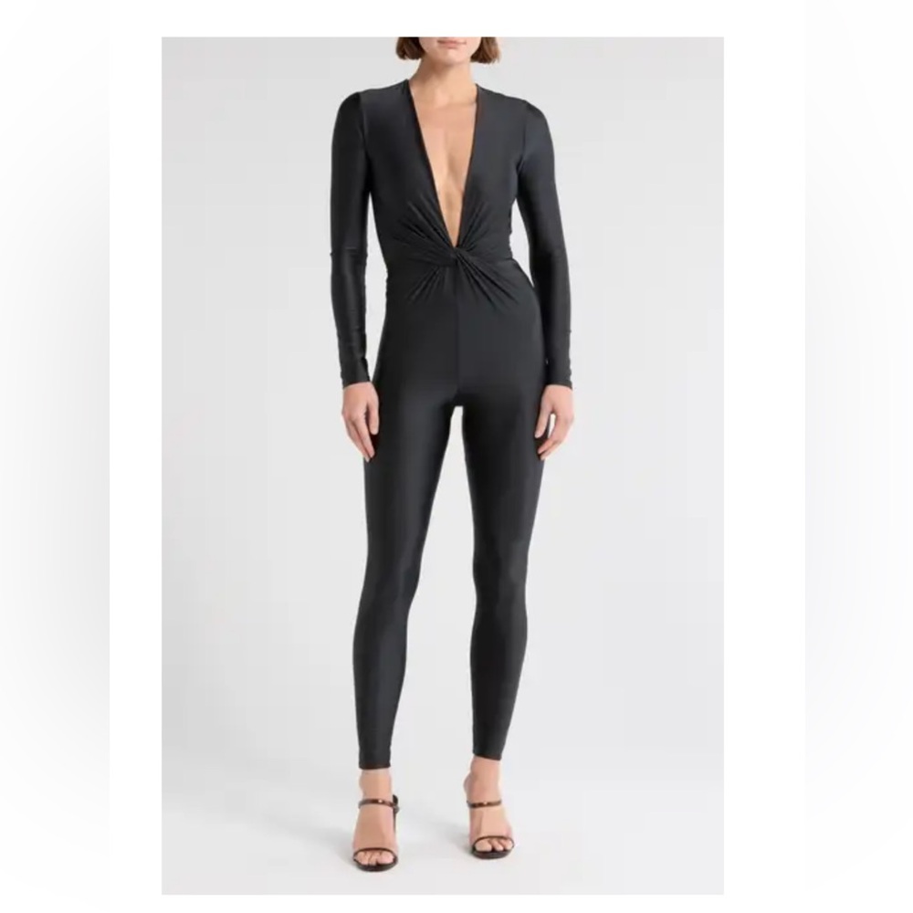 Good American Twisted
Plunge Neck Long Sleeve
Jumpsuit